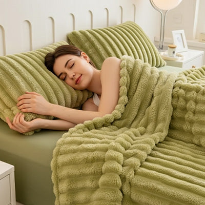 femme endormie avec couverture en polaire verte