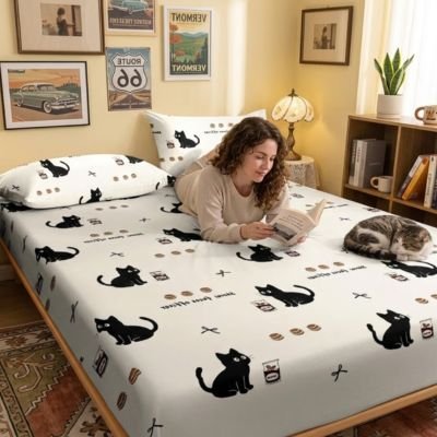 femme étendue avec son chat lisant livre sur drap housse