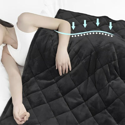 femme étendue coucher sous couverture lestée noire