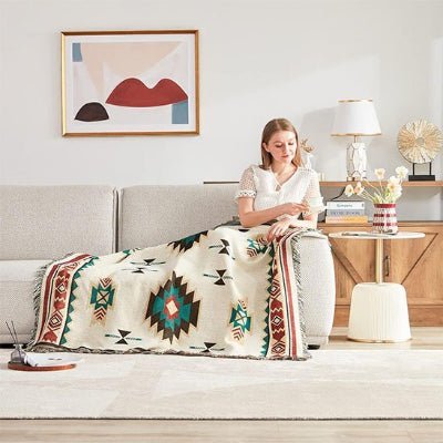 femme étendue sur canapé blottit sous couverture