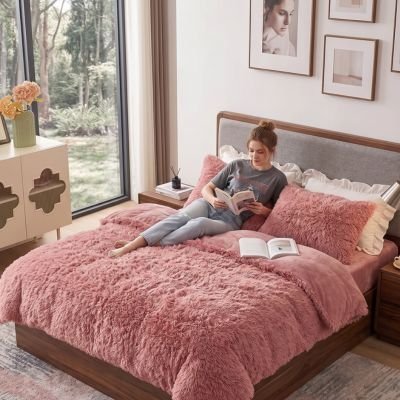 femme lisant étendue sur parure de lit 200x200