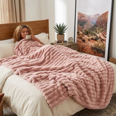 femme relaxant buvant café sous plaid rose