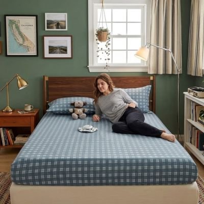 femme relaxant sur draps housse