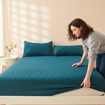 femme retirant protège matelas imperméable