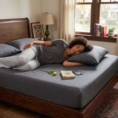 femme se relaxant sur draps housse