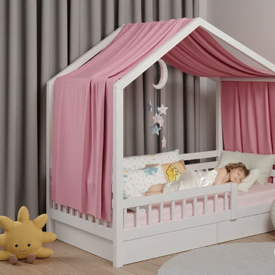 fillette endormie sous ciel de lit auvent rose