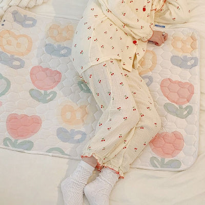 fillette endormie sur protection matelas