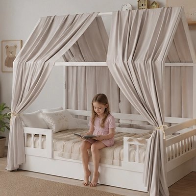fillette regardant livre assise sous ciel de lit cabane