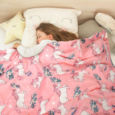fillette somnolante avec couverture bebe licorne