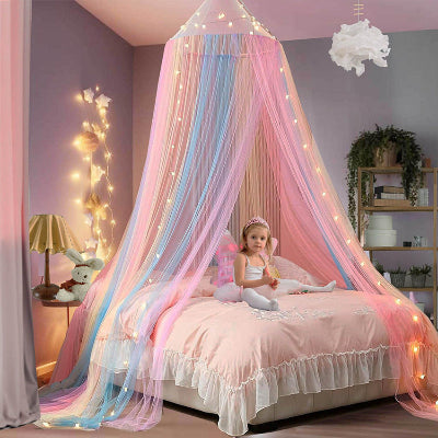 fillette sur lit sous ciel de lit enfant