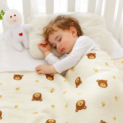 garçonnet endormi sous couverture bebe ours