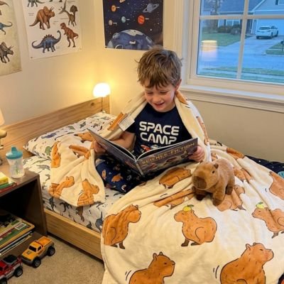 garçonnet-enveloppé-dans-couverture-enfant-capybara