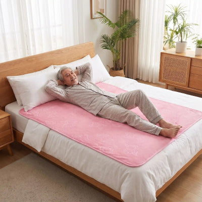 homme âgé étendu sur protection pour matelas