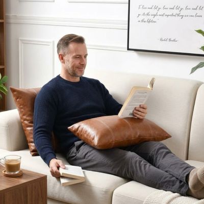 homme allongé lisant avec housse de coussin 30x50 simili