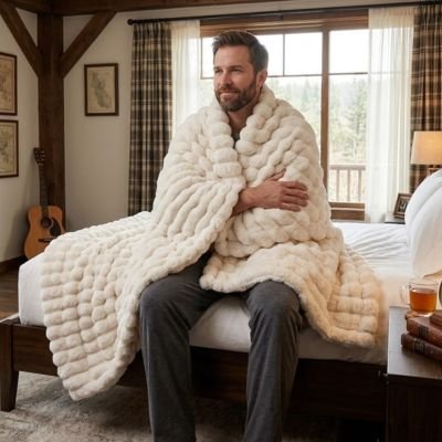 homme assis enveloppé dans plaid