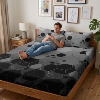 homme avec son cellulaire sur drap housse