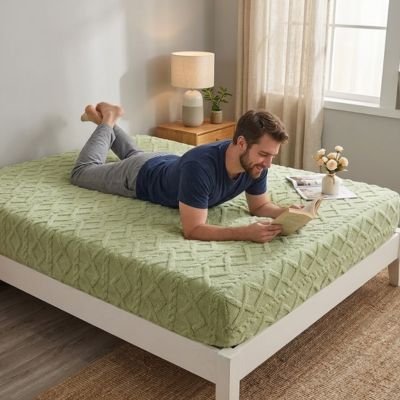homme content étendue sur housse de matelas vert