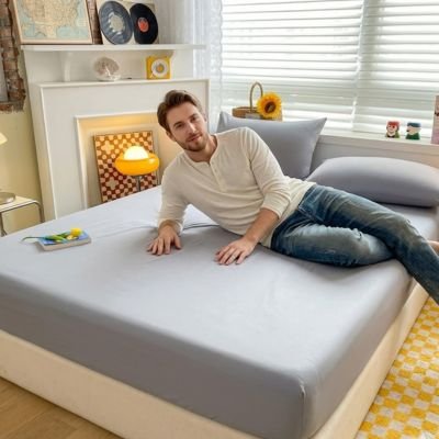 homme étendue de côté sur draps housse