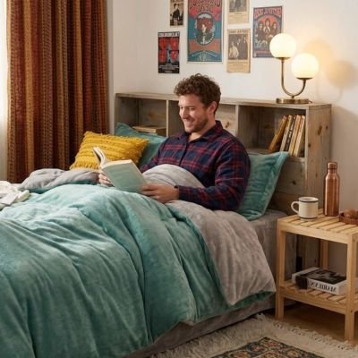 homme lisant avec housse de couette flanelle