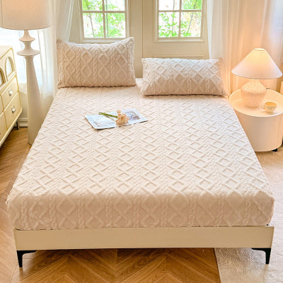 housse de matelas beige sur lit