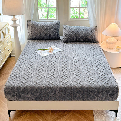 housse de matelas grise sur lit