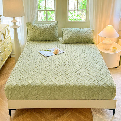 housse de matelas vert sur lit