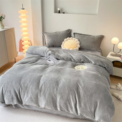 housse doreiller grise claire sur lit