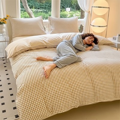jeune femme assoupie sur lit avec housse de couette