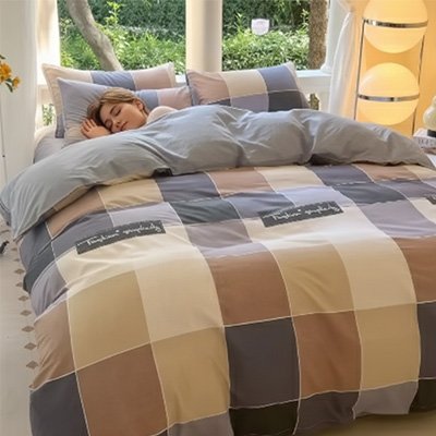 jeune femme coucher dans son lit sous housse de couette