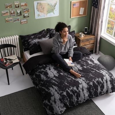 jeune femme en réflexion sur parures de lit noire