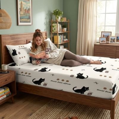 jeune femme étendue lisant livre sur drap housse