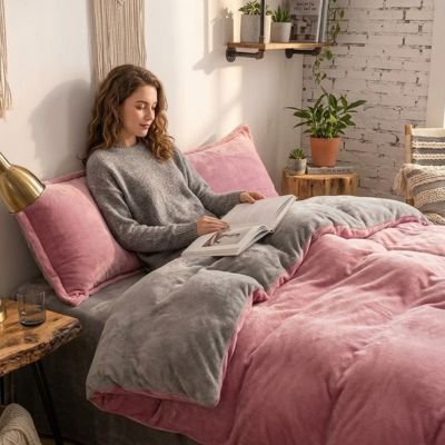 jeune femme étudiant avec housse de couette flanelle