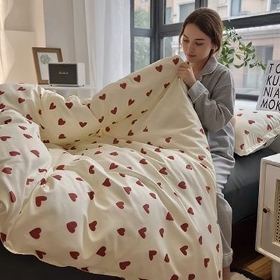 jeune femme observant sa housse de couette fille