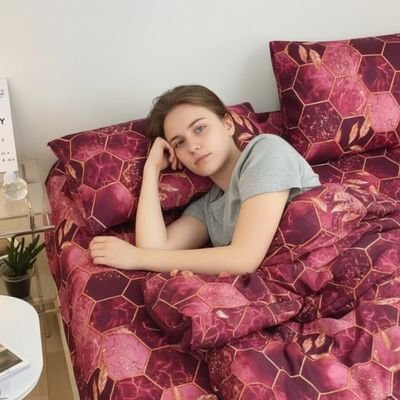 jeune femme relaxant dans son lit avec taie doreiller