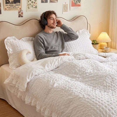 jeune homme écoutant musique sous parure de lit 240x260 blanc