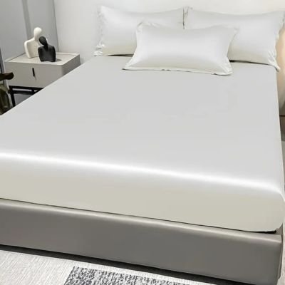 lit avec draps housse blanc