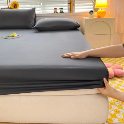 lit avec draps housse gris foncé