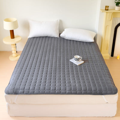 lit avec protection matelas gris