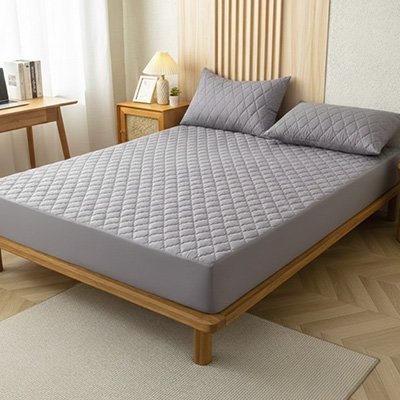 lit avec protège matelas gris