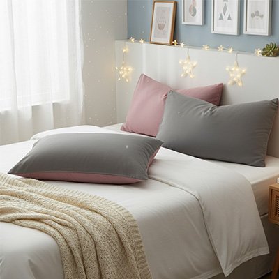 lit avec taie doreiller réversible bicolore rose et grise