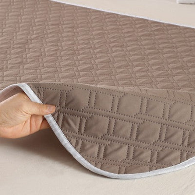 main montrant design et finition protection pour matelas