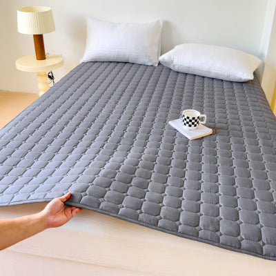 main montrant épaisseur protection matelas
