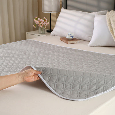 main montrant protection pour matelas gris