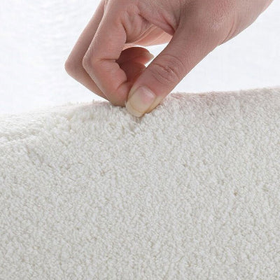 main montrant texture tapis enfant