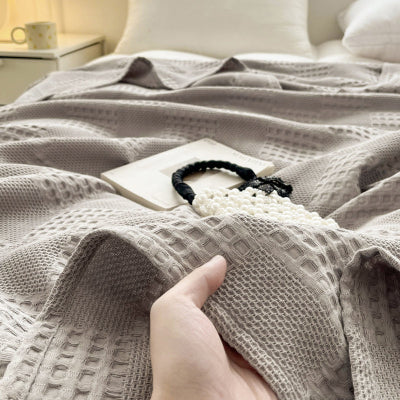 main touchant texture gaufrée couverture