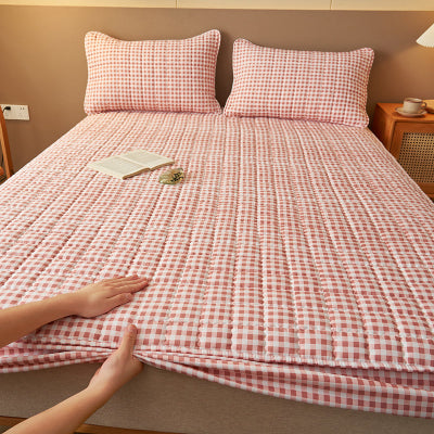 mains plaçant protège matelas 160x200 vichy rose