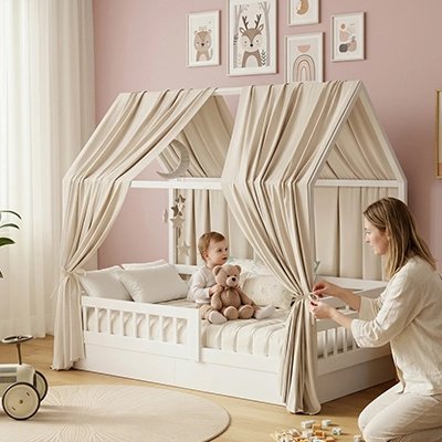maman attachant ciel de lit cabane avec bébé
