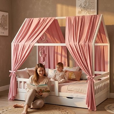 maman avec bébé lisant histoire sous ciel de lit cabane
