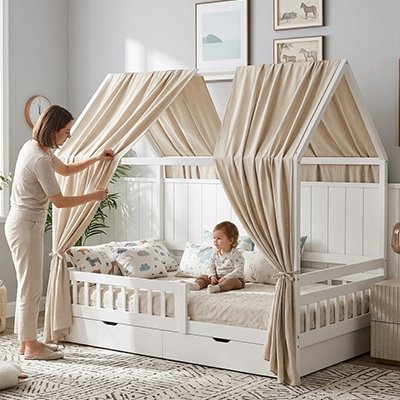 maman plaçant ciel de lit cabane avec bébé