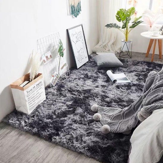 objet decoratif dispose sur descente de lit grise foncee